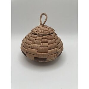 Vtg Hand Woven Small Basket With Lid